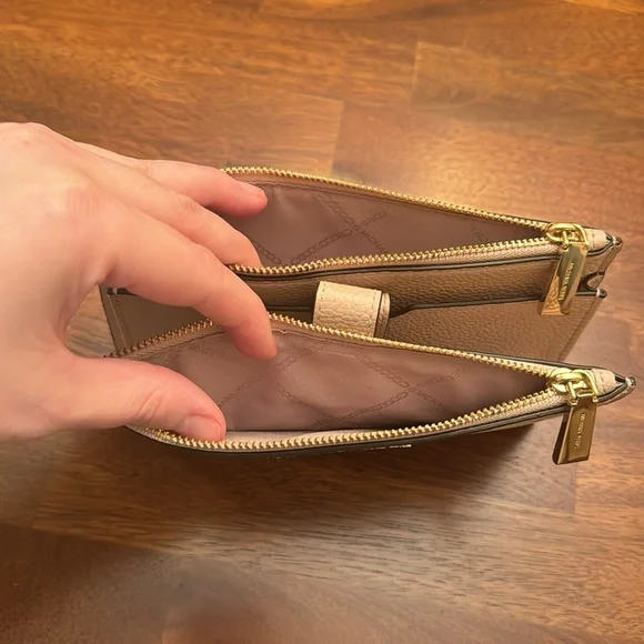 Michael Kors phone wallet - Picture 8 of 9